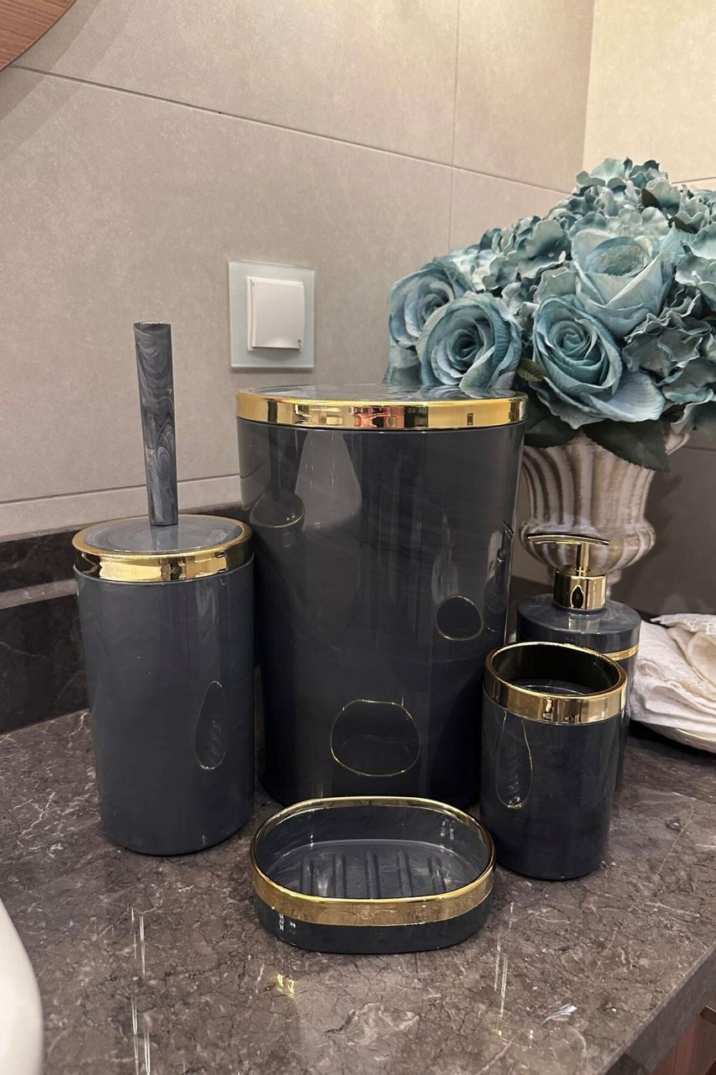 Banyo Seti 5'li,akrilik-çöpkovası,wc Fırçalık,sıvı Sabunluk,diş Fırçalık,el Sabunluk,gold Renk Detay
