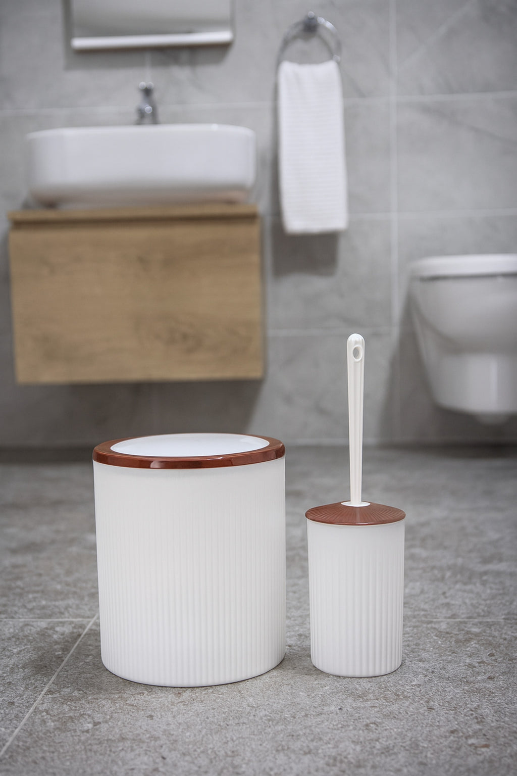 Elegan Kahve Beyaz 2’li Banyo Seti – 6 litre Çöp Kovası & WC Fırçalık Takımı