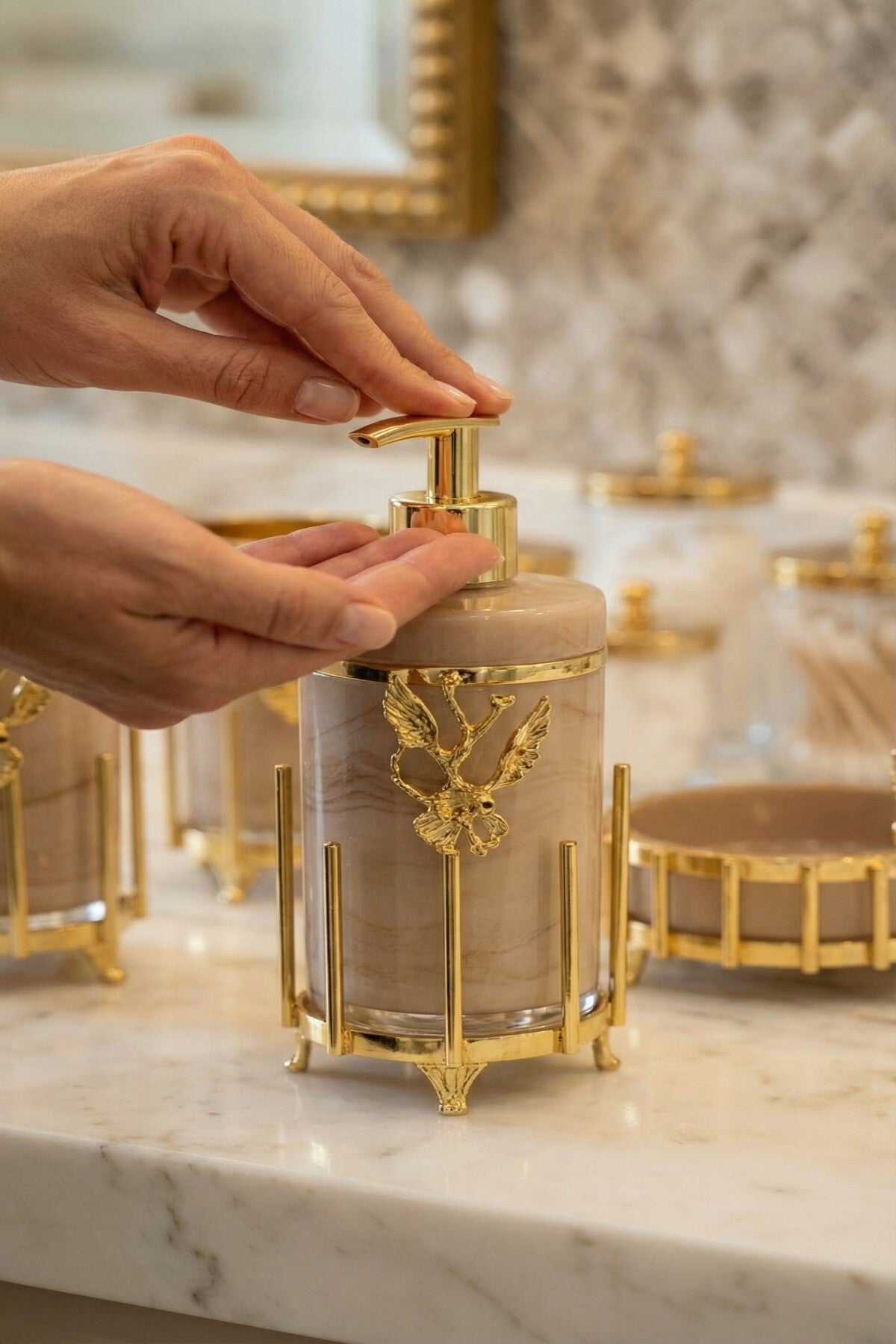 Gold Kaplama Metal Stantlı 5 Parça Mermer Desenli ve Düz Renk Seçenekli Banyo Aksesuar Takımı