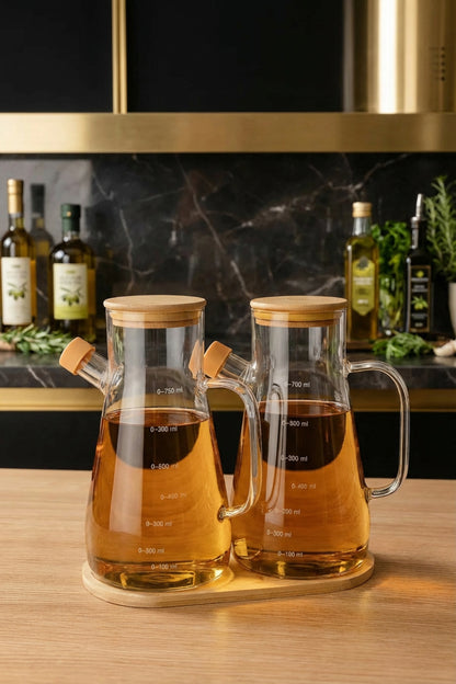 2'li 900 ml Bambu Kapaklı ve Altlıklı Borosilikat Cam Yağdanlık, Isıya Dayanıklı, Yağ/Sirke/Sosluk