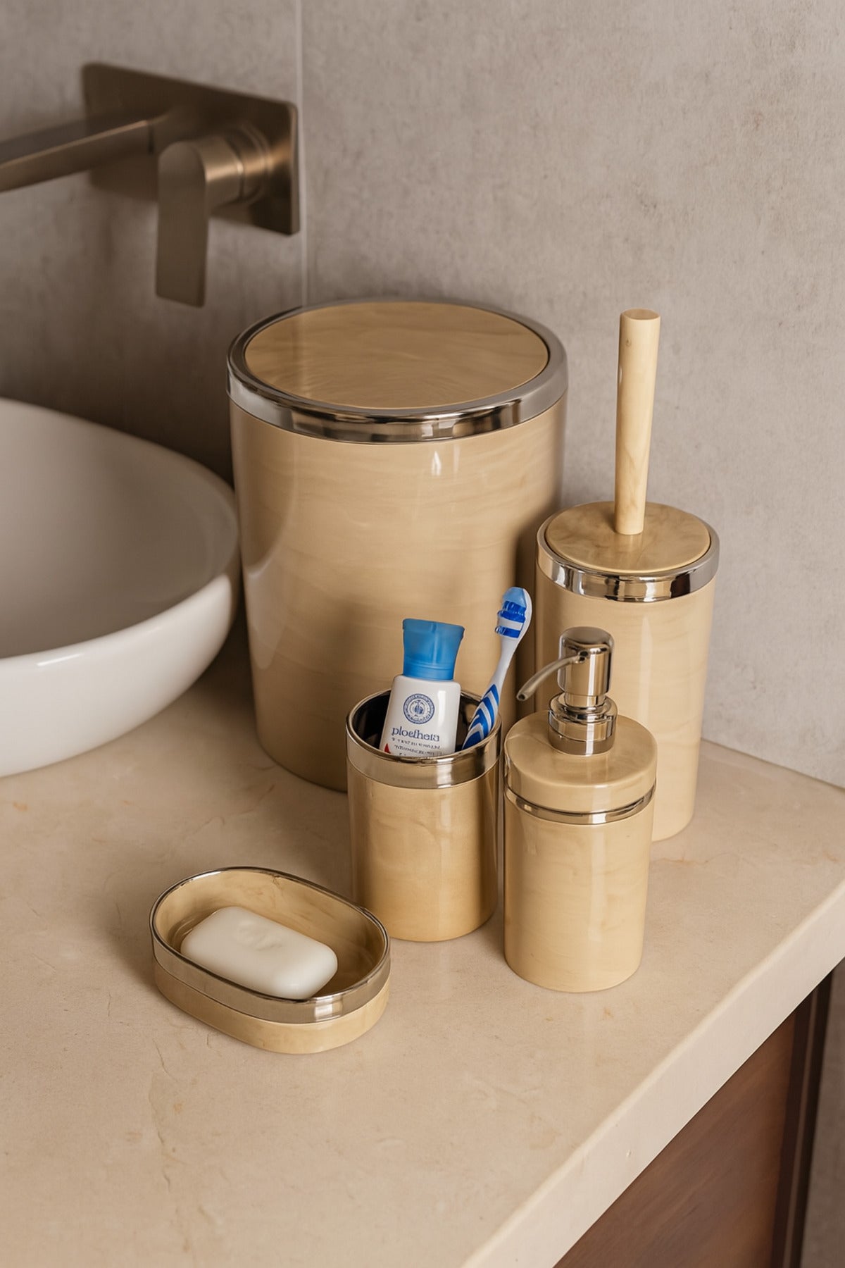 Banyo Seti 5'li, Yuvarlak, Akrilik-Çöp Kovası, WC Fırçalık, Sıvı Sabunluk, Diş Fırçalık, El Sabunluk – Krem Mermer Desen