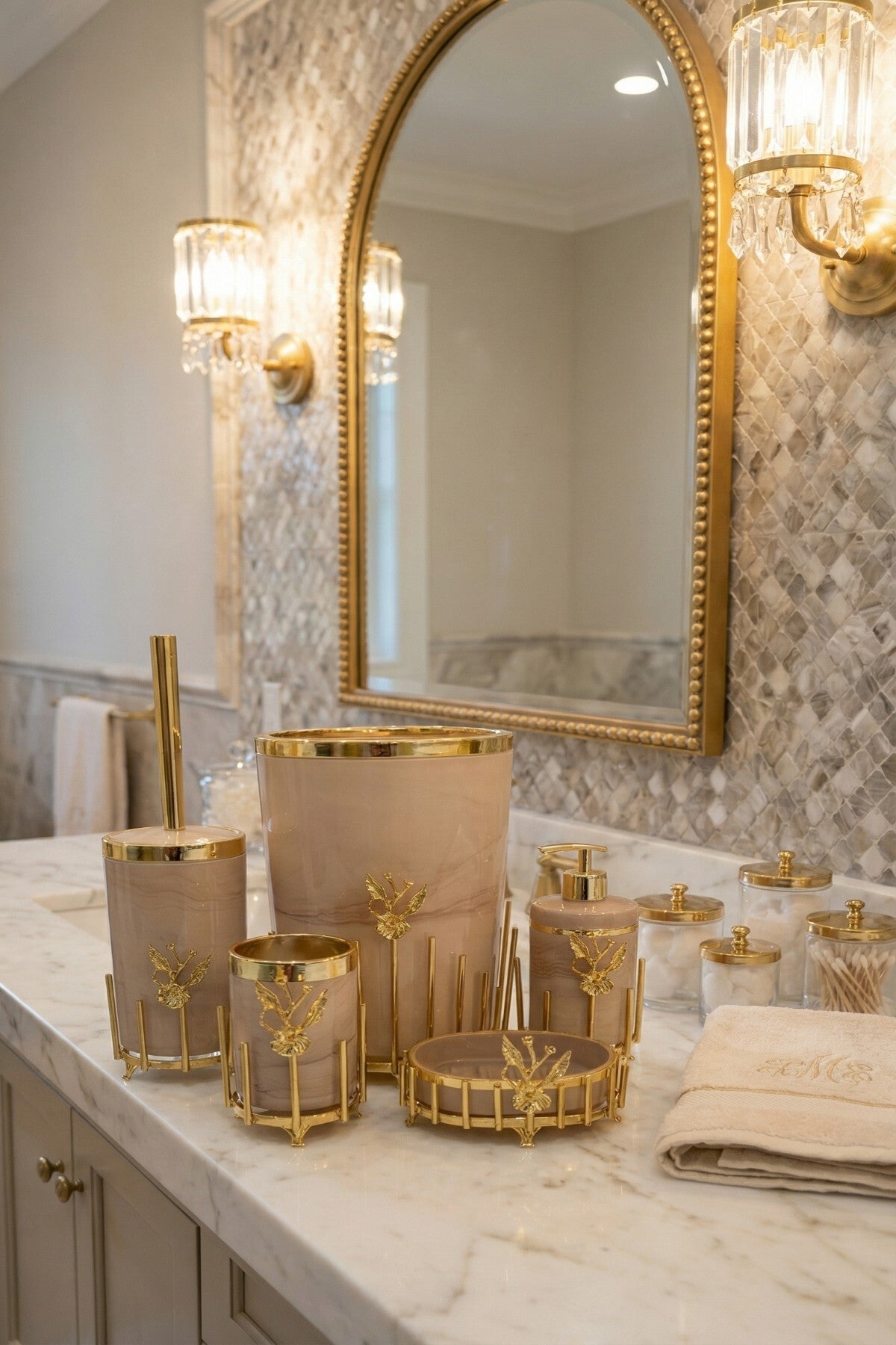Gold Kaplama Metal Stantlı 5 Parça Mermer Desenli ve Düz Renk Seçenekli Banyo Aksesuar Takımı