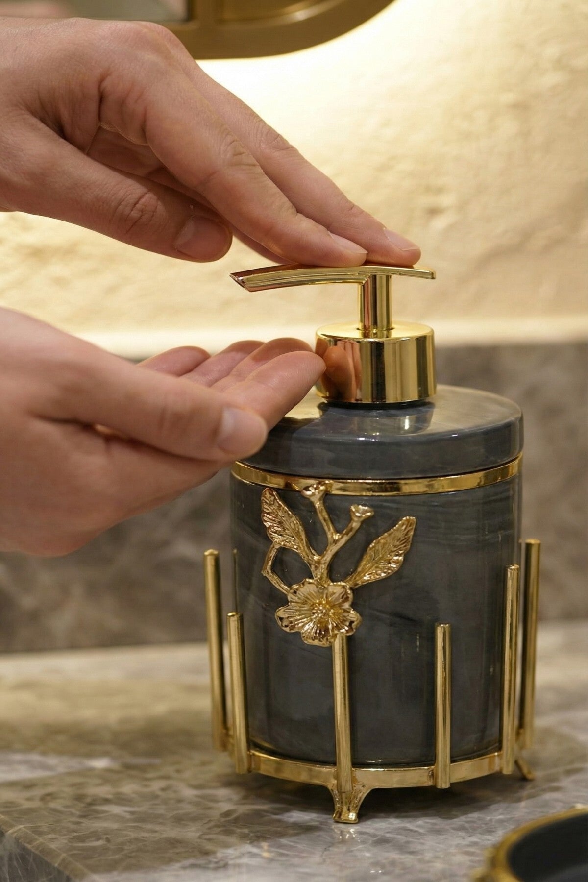 Gold Kaplama Metal Stantlı 5 Parça Mermer Desenli ve Düz Renk Seçenekli Banyo Aksesuar Takımı