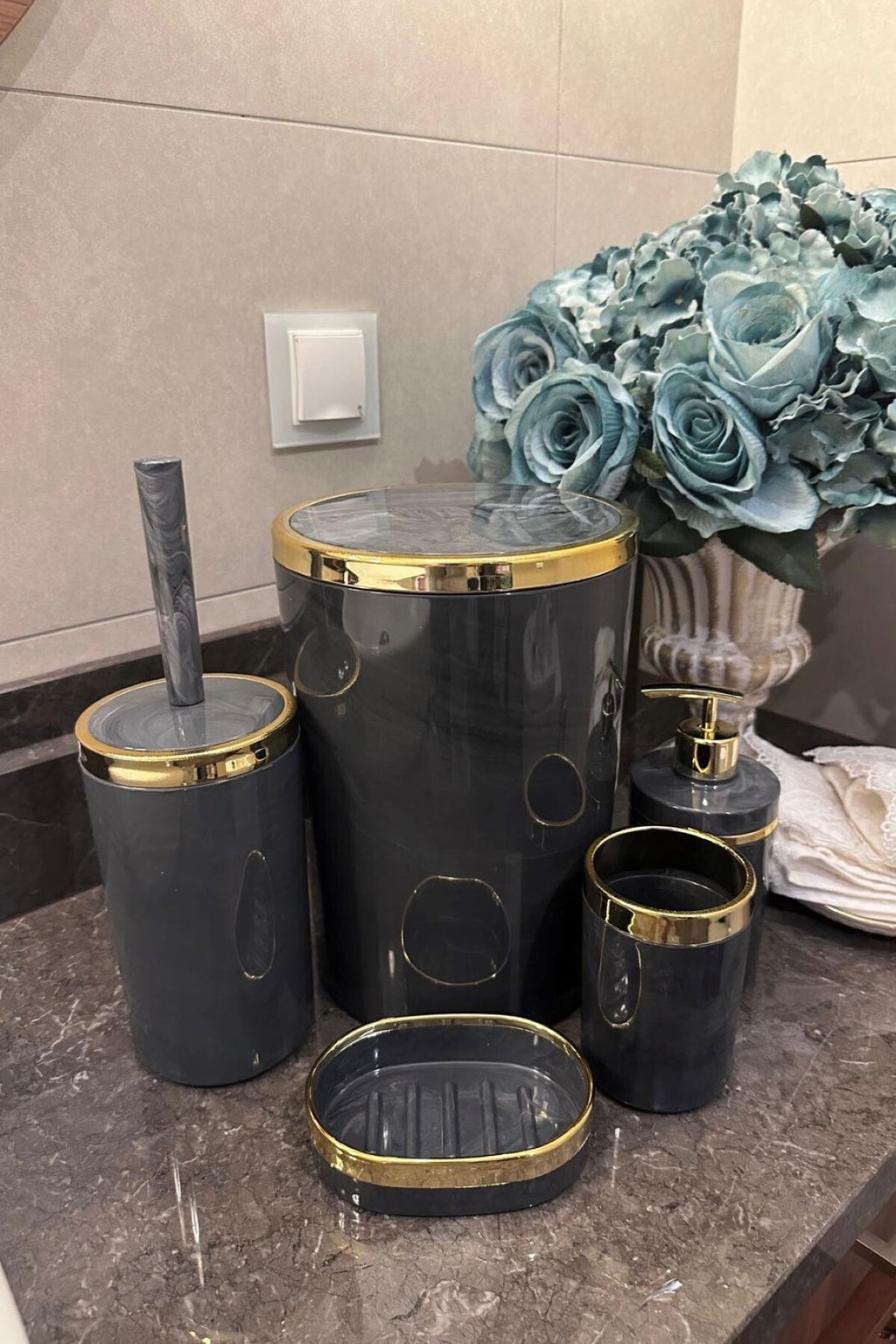 Banyo Seti 5'li,akrilik-çöpkovası,wc Fırçalık,sıvı Sabunluk,diş Fırçalık,el Sabunluk,gold Renk Detay