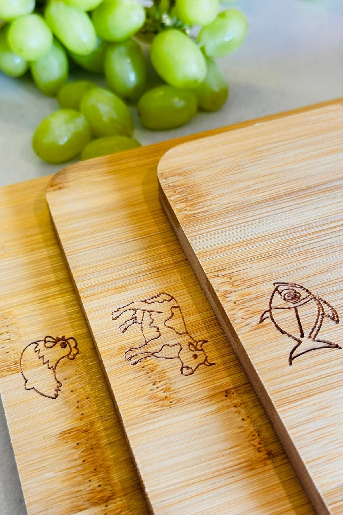 Sebze-Tavuk-Balık-Et Tahtaları, Stantlı 4’lü Ahşap Kesme Tahtası Seti, Tek tahta ölçü 25 × 16 × 1 cm