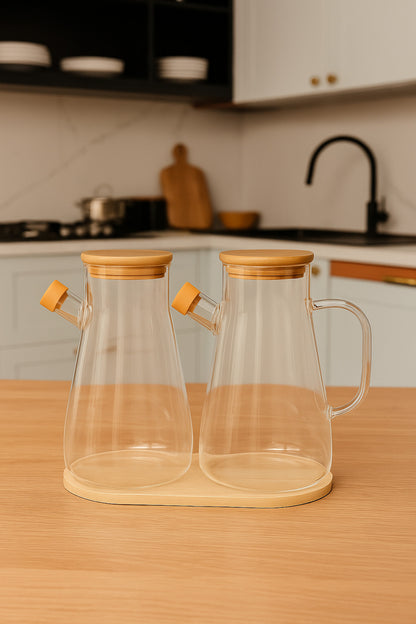 2'li 900 ml Bambu Kapaklı ve Altlıklı Borosilikat Cam Yağdanlık, Isıya Dayanıklı, Yağ/Sirke/Sosluk