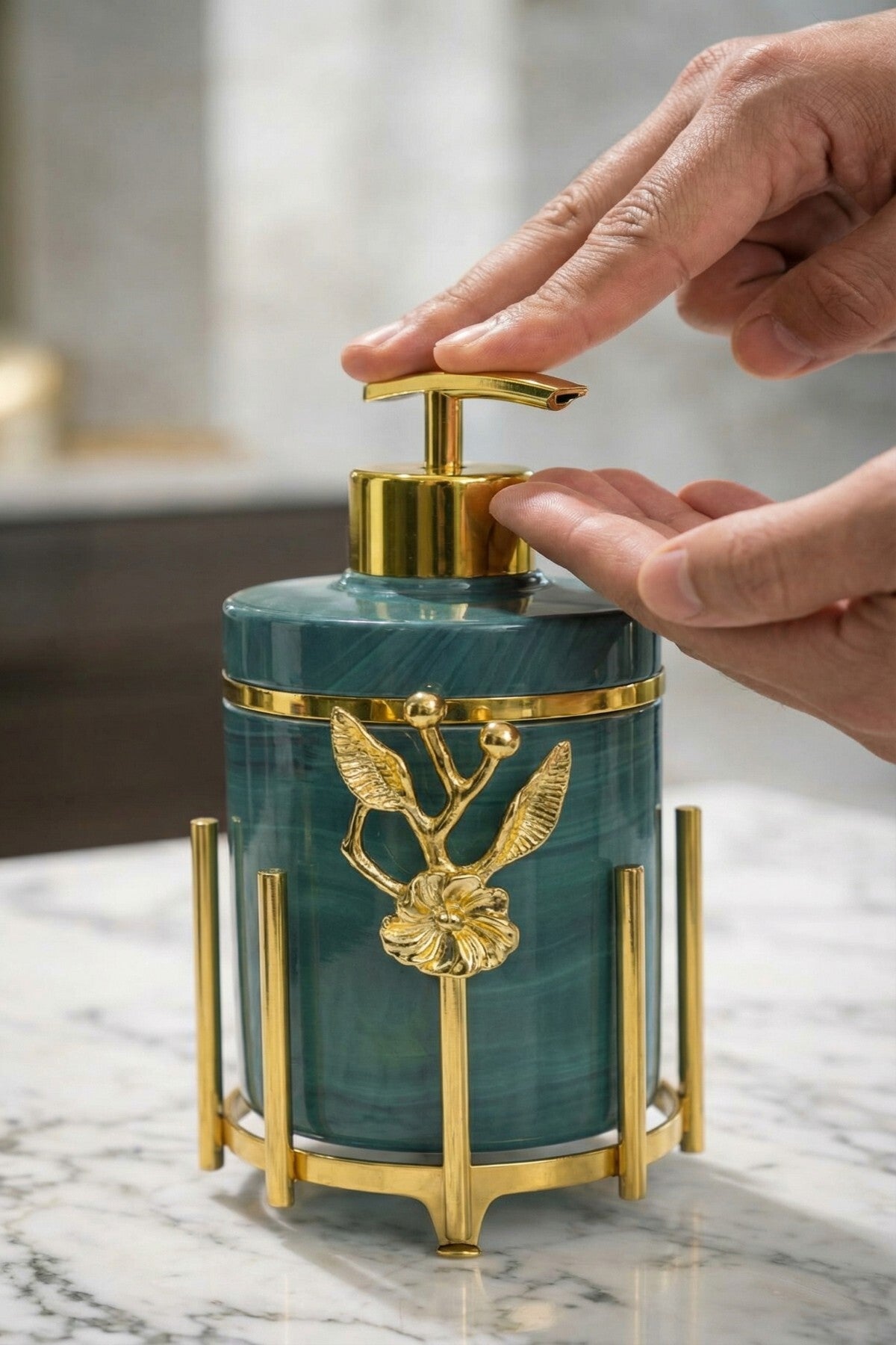 Gold Kaplama Metal Stantlı 5 Parça Mermer Desenli ve Düz Renk Seçenekli Banyo Aksesuar Takımı