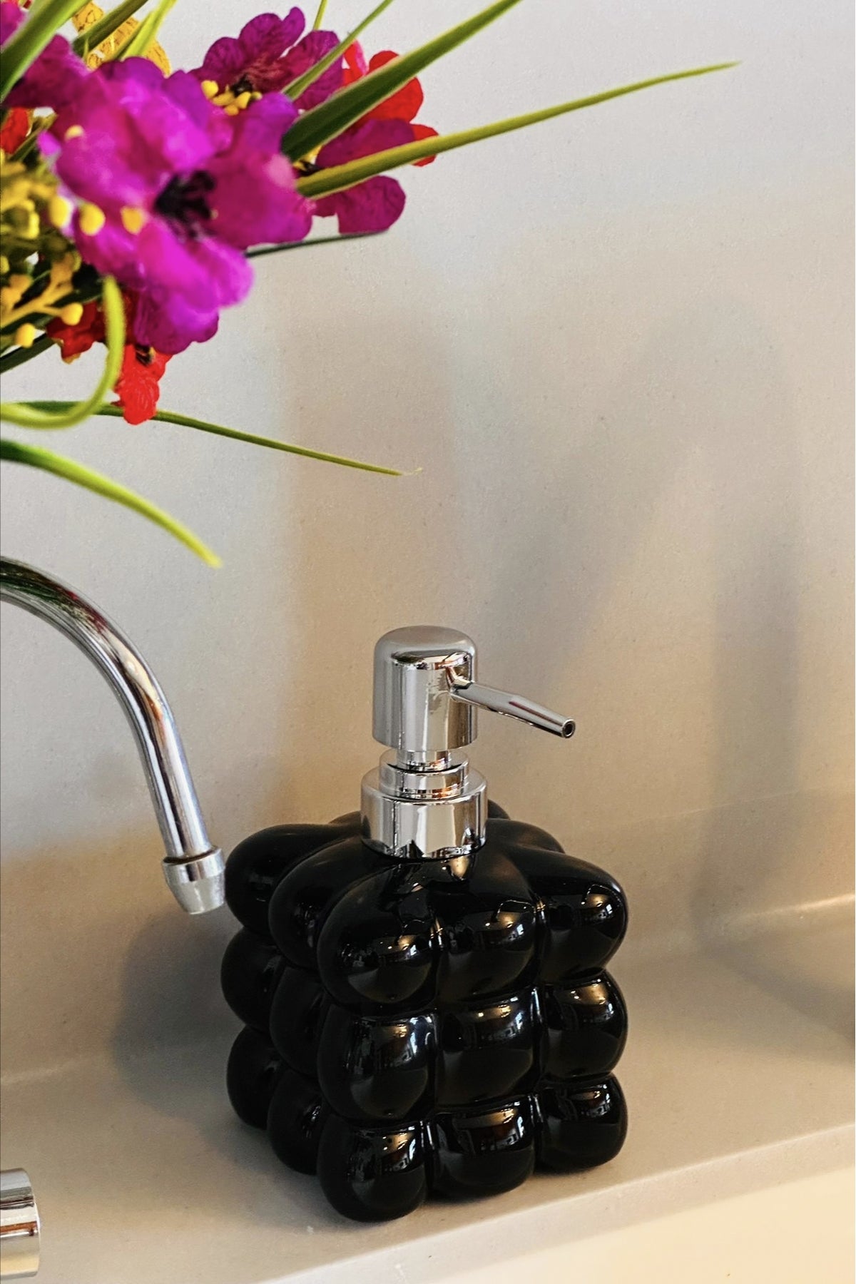 Seramik Üzüm Sabunluk 350 ml – 9x9x15(Y) cm, Siyah Beyaz